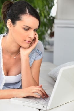 do a solar review online image shows lady with pc